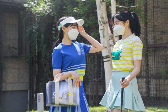 모델이 현대백화점그룹 계열 한섬의 SJYP 골프라인 컬렉션을 선보이고 있다. 현대백화점그룹 제공